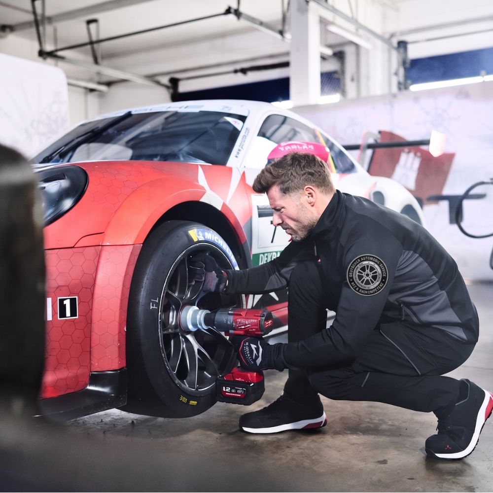 Automobil